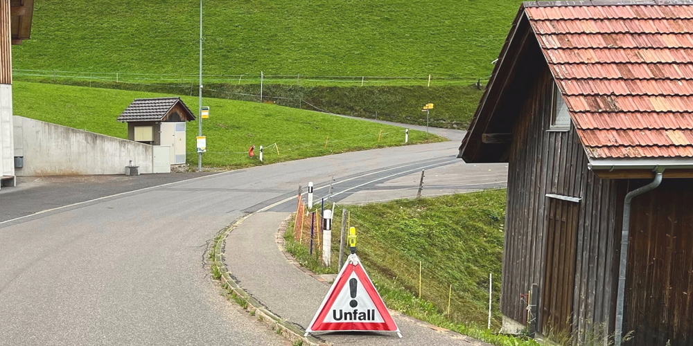 Ein Velofahrer wurde von einem Autofahrer übersehen, musste ausweichen und stürzte deswegen.