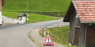 Ein Velofahrer wurde von einem Autofahrer übersehen, musste ausweichen und stürzte deswegen.