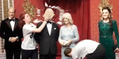 HANDOUT - Dieses von der Umweltaktivistengruppe Just Stop Oil zur Verfügung gestellte Videostandbild zeigt zwei Aktivisten, die eine Torte auf ein Wachsmodell von König Charles III. werfen. Foto: Just Stop Oil/PA Media/dpa - ACHTUNG: Nur zur redak...