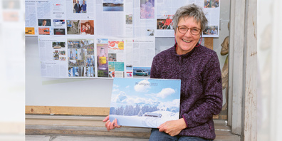Marietta Kobald-Walli mit ihrem neuen «Prättiger» Jahreskalender. 