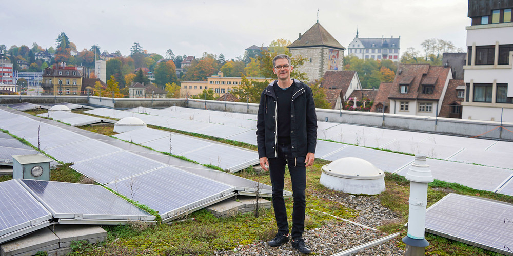 Martin Sengel auf dem Flachdach der Velostation am Bahnhof Schaffhausen. Der hier produzierte Solarstrom reicht für acht bis zehn Haushalte. 