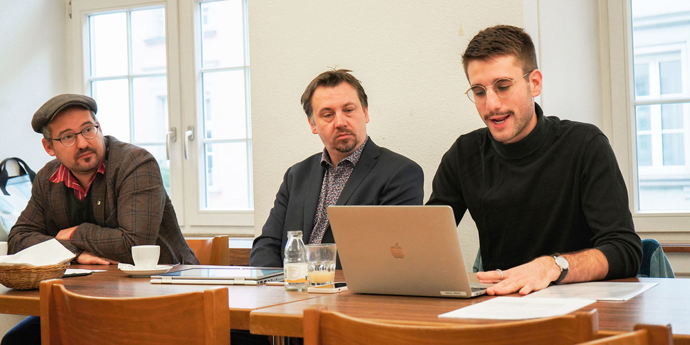 Mitglieder des Initiativkomitees (v. l.): Matthias Frick (SP), Claudio Kuster (WeCollect) und Gaétan Surber (Junge Grüne). 