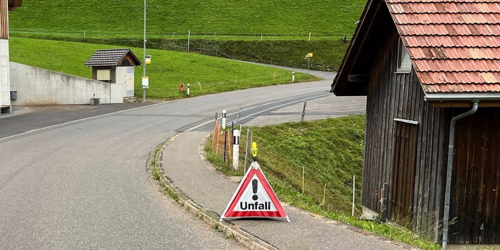 Der 49-jährige Mann wurde dabei unbestimmt verletzt und musste vom Rettungsdienst ins Spital gebracht werden. Am Velo entstand geringer Sachschaden.