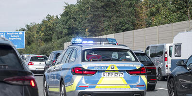 Bei Schüssen in der Nürnberg ist am Montagabend ein Mann ums Leben gekommen. Ein weiterer wurde schwer verletzt. Gegen 20.00 Uhr habe es eine gewaltsame Auseinandersetzung zwischen mehreren Personen gegeben, teilte ein Sprecher der Polizei am Aben...