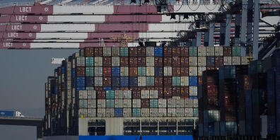 Das China-Institut Merics hat im Streit um einen chinesischen Einstieg bei einem Containerterminal im Hamburger Hafen vor Risiken gewarnt. Cosco berge verschiedene Risiken für die Sicherheit und die wirtschaftlichen Interessen Deutschlands. (Archi...