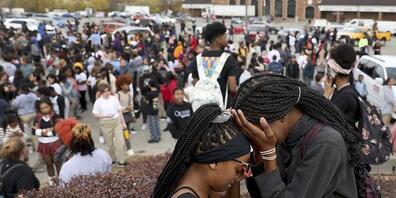 Zwei Schülerinnen weinen, als sie neben einem Parkplatz in der Nähe der Central Visual  Performing Arts High School stehen. Foto: David Carson/St. Louis Post-Dispatch/AP/dpa - ACHTUNG: Nur zur redaktionellen Verwendung und nur mit vollständiger Ne...