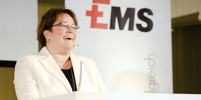 Ems-Chemie unter Geschäftsführerin Magdalena Martullo-Blocher  hält am Ausblick für das Gesamtjahr 2022 fest. (Archivbild)