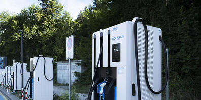 Der Nutzfahrzeughersteller Daimler Truck nimmt die Politik bei der Infrastruktur für E-Fahrzeuge in die Pflicht. Der Aufbau einer Infrastruktur für schwere Nutzfahrzeuge in Europa gehe viel zu langsam. (Archivbild)