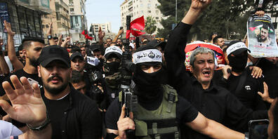 Palästinensische Trauernde tragen am Sonntag den Leichnam eines ranghohen militanten Palästinensers. In der Nacht zu heute gab es nach einem israelischen Militäreinsatz erneut Tote. Foto: Shadi Jarar'ah/APA Images via ZUMA Press Wire/dpa