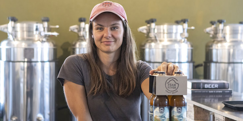 Die Frau hinter dem Tresen: Alicja Dymczak ist gemeinsam mit ihrem Ehemann Alex van der Kooij das Gesicht hinter den Bieren von «Peak River Craft Beers».