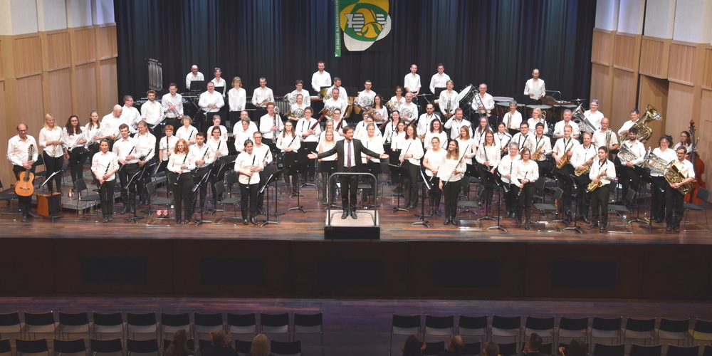 75 Musikantinnen und Musikanten aus dem ganzen Kanton St.Gallen spielten unter der musikalischen Leitung Niki Wüthrichs.