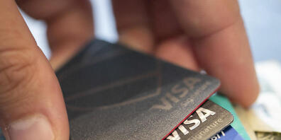 Der US-Finanzkonzern Visa kann sich trotz Inflations- und Rezessionssorgen weiter auf die Ausgabefreude seiner Kunden verlassen. Im Geschäftsquartal bis Ende September legten die Erlöse im Jahresvergleich um 19 Prozent auf 7,79 Milliarden Dollar z...