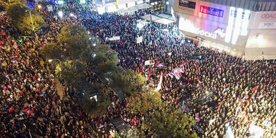 Der bosnische Serbenführer Milorad Dodik hat am Dienstag mit zehntausenden Anhängern in Banja Luka gegen eine Neuauszählung der Stimmen zur Präsidentschaftswahl in der serbischen Teilrepublik in Bosnien-Herzegowina demonstriert.