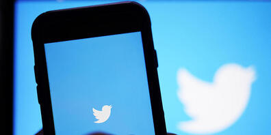 Elon Musk will die Übernahme des Online-Netzwerks Twitter laut US-Medien bis zur richterlich verhängten Deadline am Freitag abschliessen. Das habe der Tesla-Chef bei einer Videokonferenz mit Bankern versichert, berichtete der Finanzdienst Bloomber...