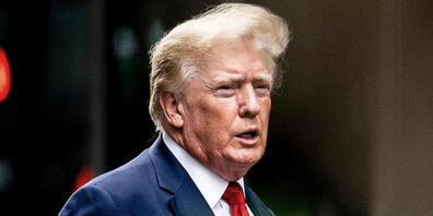 ARCHIV - Donald Trump, ehemaliger Präsident der USA, verlässt den Trump Tower in New York. Foto: Julia Nikhinson/AP/dpa