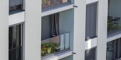 Die Risiken auf dem Schweizer Immobilienmarkt haben sich im bisherigen Jahresverlauf trotz steigender Zinsen und zunehmender Konjunktursorgen bislang kaum verändert. Laut der Onlineplattform Moneypark ist zudem nicht mit einer Immobilienkrise zu r...