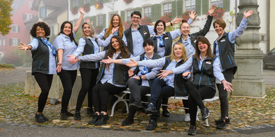 Das Team des Coop Thayngen – hier auf dem örtlichen Kirchplatz vor dem Kulturzentrum «Haus zum Sternen» – freut sich auf die Kundschaft im komplett modernisierten Laden.