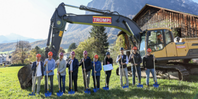  (v.l.n.r.): Manuel Zweifel & Markus Oertli (Fuchsbau Architekten), Patrick Mächler, Hugo Mächler, & Stefan Mächler (Mächler Generalunternehmung), Andreas Irniger (Gemeinde Glarus), Sandra Jucker, Andreas Binz (Lifestyle Immobilien) und Simon Trümpi & Daniel Luchsinger (Trümpi Bauunternehmung). 