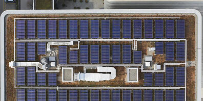 Auf allen geeigneten Gebäuden des Bundes sollen bis ins Jahr 2034 Solarzellen installiert werden. (Archivbild)