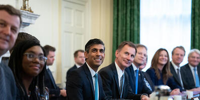 Rishi Sunak (M, l), Premierminister von Großbritannien, hält seine erste Kabinettssitzung in der Downing Street ab, während Jeremy Hunt (M, r), Finanzminister von Großbritannien, neben ihm sitzt. Foto: Stefan Rousseau/PA Wire/dpa