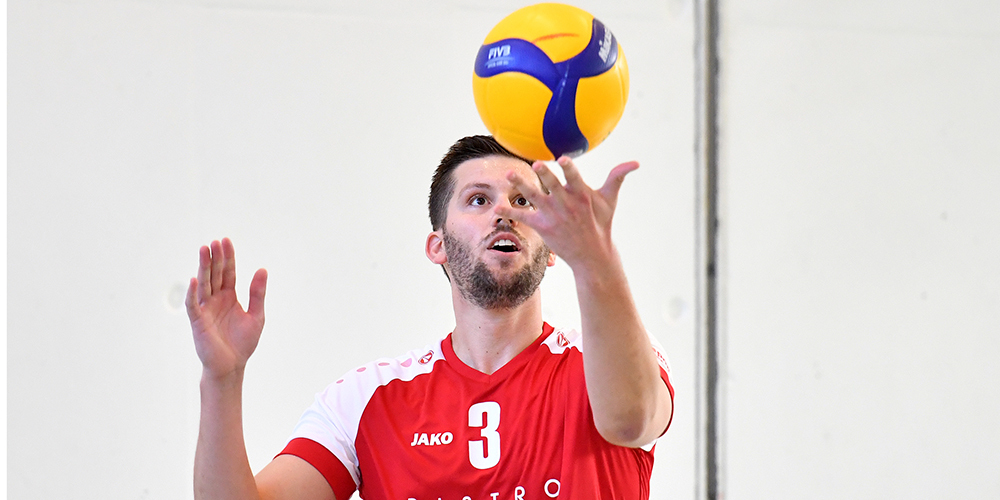 Max Rhode vom VBC March beim Service. 