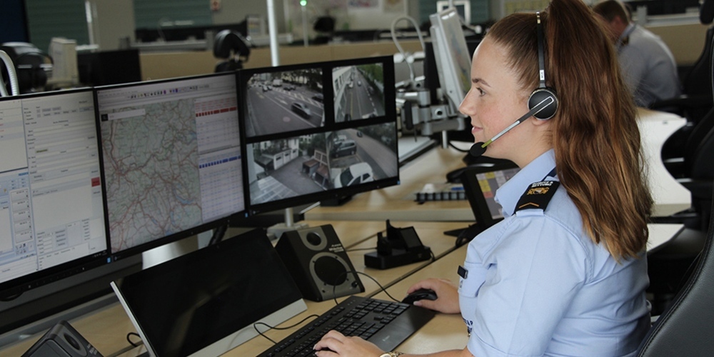 Eine Calltakerin nimmt Anrufe auf die Nummern 144 und 118 entgegen.