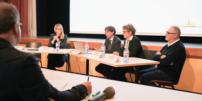 Informierten über die Neuerungen im Rahmen der Reorganisation (v. l.): Kathrin Menk, Bereichsleiterin Bildung, Raphaël Rohner, Bildungsreferent, Katrin Huber, Stabsleiterin Bildungsreferat und Yak Sulzberger, Mitglied des Stadtschulrats. 