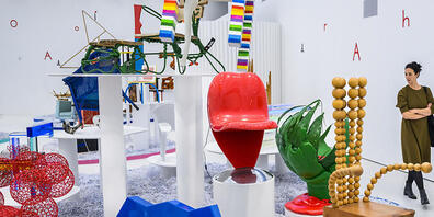 Die Ausstellung "A Chair and You" inszeniert Stühle. Im ersten, hellen Raum sind die farbenfrohsten und originellsten Stücke versammelt.