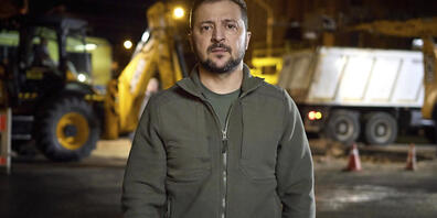 HANDOUT - Wolodymyr Selenskyj, Präsident der Ukraine, in der Innenstadt von Kiew am Ort eines Raketenangriffs während seiner täglichen Ansprache. Foto: -/Ukrainian Presidential Press Off/Planet Pix/ZUMA Press Wire/dpa - ACHTUNG: Nur zur redaktione...