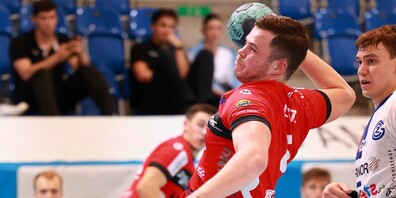 Im ersten Duell in der Zürcher Saalsporthalle hatten die Kreuzlinger - hier Kreisläufer Alan Lutz - einen schweren Stand.  