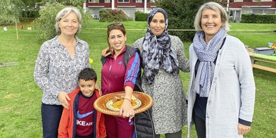 Vergangene Woche haben Sonja Anders (r.) und Helen Koch (l.) eine Kinder-Spielwoche im Auzelg mit auf die Beine gestellt. Mütter wie Ahmed Aldhib und Bouhamalah (3. v. l.) kochten für alle das Mittagessen.