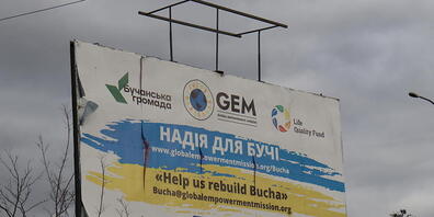 PRODUKTION - Nach dem Abzug der Besatzer vor mehr als einem halben Jahr nehmen die Bewohner der ukrainischen Kleinstadt Butscha ihren Alltag wieder auf. Foto: Hannah Wagner/dpa