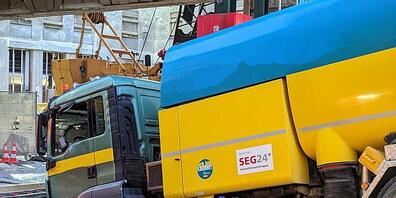 Wegen einer unterspülten Strasse ist ein Lastwagen in Zürich eingesunken. Schuld an dem Unfall waren Bauarbeiten.