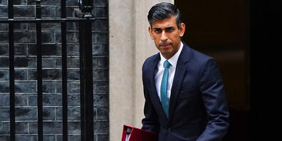 Großbritanniens neuer Premierminister Rishi Sunak verlässt 10 Downing Street. Das politische Chaos im Vereinigten Königreich mit zahlreichen Regierungswechseln ist mit hohen Kosten für die Steuerzahler verbunden. Foto: Victoria Jones/PA Wire/dpa