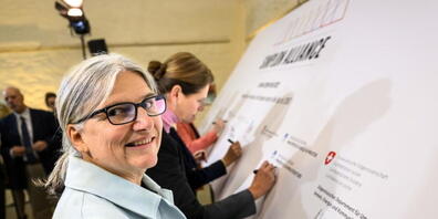 Die Direktorin des Bundesamtes für Raumentwicklung, Maria Lezzi, unterzeichnet symbolisch das Abkommen.