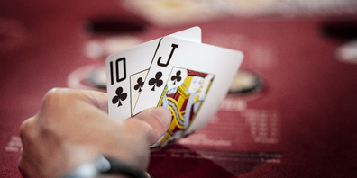 Im Rahmen gezielter Kontrollen durchsuchten Einsatzkräfte unter anderem ein Kulturrestaurant, in dem illegales Glücksspiel festgestellt wurde.