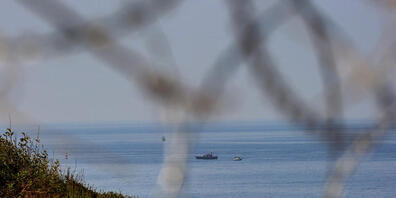 Ein libanesisches Marineschiff sichert die Küste kurz vor dem Ort, an dem das von den USA vermittelte Seehandelsabkommen unterzeichnet wurde. Nach monatelangen Verhandlungen hat der Libanon am Donnerstag seinen Teil des Abkommens über die Seegrenz...