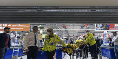 dpatopbilder - Ein Mann hat in einem Einkaufszentrum in Mailand auf mehrere Leute eingestochen und mindestens fünf Personen verletzt. Foto: Uncredited/LaPresse/AP/dpa