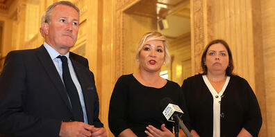 ARCHIV - Sinn Fein-Vizepräsidentin und designierte Regierungschefin Michelle O'Neill (M), Conor Murphy (l) und Deirdre Hargey sprechen mit den Medien. Da bisher keine Einheitsregierung gebildet wurde, steuert Nordirland auf Neuwahlen zu. Foto: Lia...