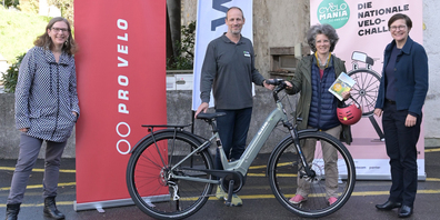 (vl.) Daniela Furter, Geschäftsführerin Pro Velo Schaffhausen, Frank Schaub, Shopleiter m-way Schaffhausen, Sibylle Duttwiler, Hauptpreisgewinnerin der Velo-Challenge und Katrin Bernath, Stadträtin Schaffhausen.