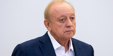 ARCHIV - Alfons Schuhbeck, Koch und Unternehmer, steht vor Prozessbeginn als Angeklagter im Gerichtssaal im Landgericht München I. Die Staatsanwaltschaft hat Schuhbeck wegen des Verdachts der Steuerhinterziehung angeklagt. Am 27.10.2022 entscheide...