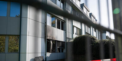 dpatopbilder - Erneut kam es zu einem Brandanschlag auf ein Flüchtlingsheim: Unbekannte legten am frühen Freitagmorgen ein Feuer in einer Unterkunft, die ab nächster Woche bezogen werden sollte. Foto: Paul Glaser/dpa