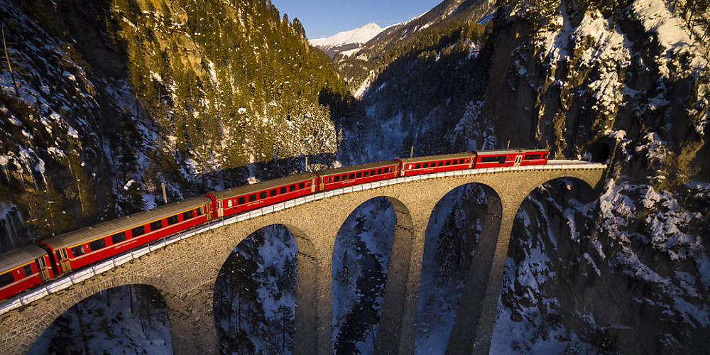 Der knapp zwei Kilometer lange Personenzug soll am Samstagnachmittag das berühmte Landwasserviadukt im Kanton Graubünden überqueren. Glückt die Fahrt auf der insgesamt 25 Kilometer langen Strecke, stellt die RhB einen Weltrekord auf. (Archivbild)