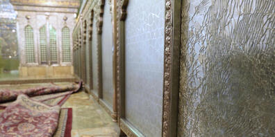 Ein Einschussloch ist in einem zerbrochenen Glas der schiitischen Heiligstätte Schah Tscheragh zu sehen. Foto: Mohammadreza Dehdari/Iranian Students' News Agency, ISNA/AP/dpa - ACHTUNG: Nur zur redaktionellen Verwendung und nur mit vollständiger N...