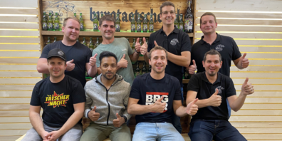 Das Organisationskomitee der Burgtätscher Rebstein: Stehend von links: Fabian Oesch (Festwirtschaft), David Fey (Sicherheit), Daniel Gruber (Präsident / Sponsoring) und Silvan Mattle (Bar). Sitzend von links: Sandro Keel (Bau), Adesch Kamalanathan (Finanzen), Lukas Wirth (Aktuar / Programm) und Pascal Oberlin (Marketing).