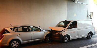 Auto und Lieferwagen sind abbruchreif.