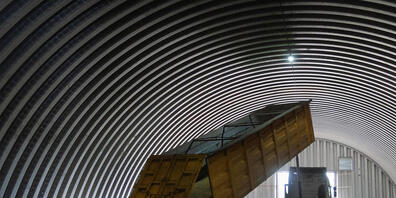 ARCHIV - Ein LKW entlädt Getreide in einem Getreidespeicher in dem Dorf . Russland hat nach den Drohnenangriffen auf der Krim das Abkommen zum Transport von ukrainischem Getreide aus den Häfen im Schwarzen Meer aufgekündigt. Foto: Efrem Lukatsky/A...