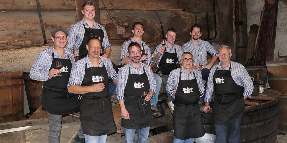 Die Bernecker Druckmannschaft nach getaner Arbeit: hintere Reihe v.l. Lasse Frei, Jan Frei, Lukas Hutter, Adrian Wetli; vordere Reihe v.l. Gino Kaufmann, Tobias Frei, Christoph Thurnheer, Jakob Schegg und Thomas Lang