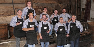 Die Bernecker Druckmannschaft nach getaner Arbeit: hintere Reihe v.l. Lasse Frei, Jan Frei, Lukas Hutter, Adrian Wetli; vordere Reihe v.l. Gino Kaufmann, Tobias Frei, Christoph Thurnheer, Jakob Schegg und Thomas Lang