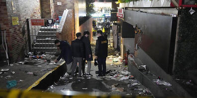 Polizisten inspizieren in Seoul den Ort der Tragödie. Foto: Ahn Young-Joon/AP/dpa